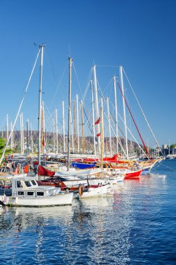 Milta Bodrum Marina 'da demirlemiş yatların manzarası. Liman kenti, Türk Rivierası 'nda popüler bir turizm beldesi..