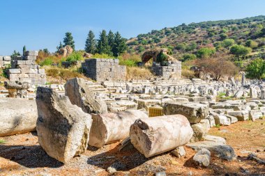 Efes 'teki harabelerin manzarası. Türkiye 'nin İzmir ilinin Selcuk ilçesindeki antik Yunan kentinin kalıntıları. Efes, Türkiye 'de popüler bir turizm merkezi..