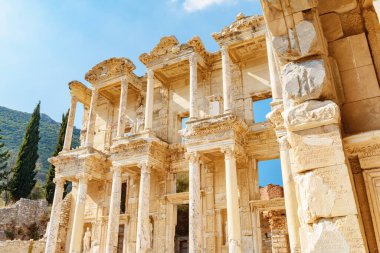 Efes 'teki Celsus Kütüphanesi' nin muhteşem manzarası. İzmir 'in Selcuk ilçesindeki antik Yunan kentinin kalıntıları. Efes, Türkiye 'de popüler bir turizm merkezi..