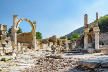 Efes 'teki harabelerin manzarası. Türkiye 'nin İzmir ilinin Selcuk ilçesindeki antik Yunan kentinin kalıntıları. Efes, Türkiye 'de popüler bir turizm merkezi..
