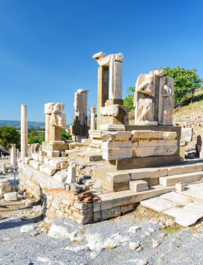 Efes 'teki harabelerin manzarası. Türkiye 'nin İzmir ilinin Selcuk ilçesindeki antik Yunan kentinin kalıntıları. Efes, Türkiye 'de popüler bir turizm merkezi..