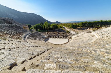 İzmir 'in Selcuk ilçesindeki Efes Tiyatrosu (Efes). Amfitiyatro, gladyatör savaşları ve drama açısından antik dünyanın en büyük tiyatrosudur. Efes popüler bir turizm merkezidir..