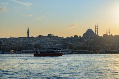 İstanbul silueti, Türkiye. Altın Boynuz 'un karşısındaki Süleyman Camii' nin muhteşem manzarası. İstanbul dünyanın popüler bir turizm beldesi.