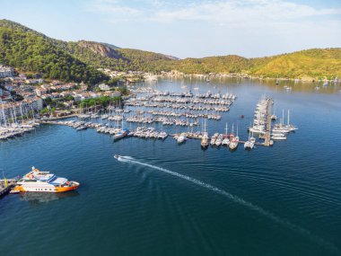 Türkiye 'deki Fethiye Marina' nın havadan görüntüsü. Fethiye, Türk Rivierası 'nda popüler bir turizm beldesi..