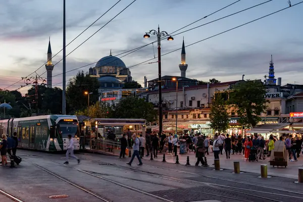 İstanbul, Türkiye - 15 Eylül 2021: Fatih İlçesi Beyazit Meydanı 'ndaki tramvay manzarası. İstanbul Tramvayı, kentin Avrupa yakasındaki modern tramvay sistemidir..