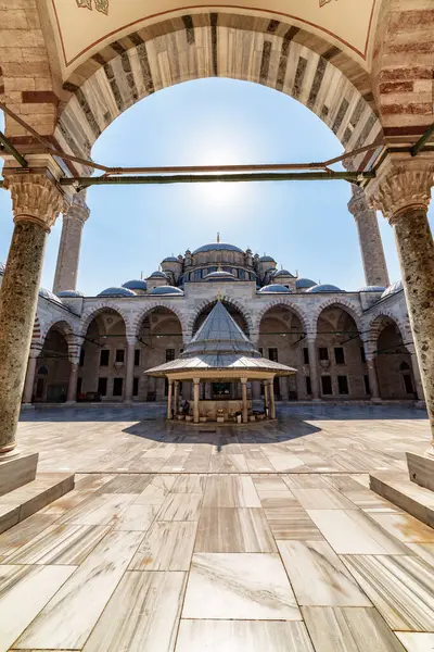 Türkiye 'nin İstanbul kentindeki Fatih Camii' nin avlusundaki abdest çeşmesi. Osmanlı İmparatorluk Camii dünyadaki turistler ve hacılar arasında popüler bir yerdir..