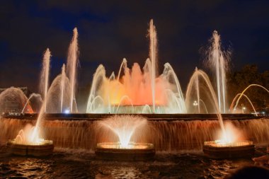 İspanya, Barcelona 'daki Montjuic Sihirli Çeşmesi' nin gece manzarası