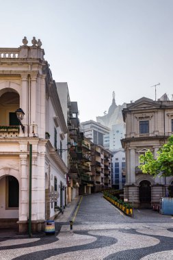 Macau - 18 Ekim 2017 Macau 'nun tarihi merkezinde bir cadde. Macau Asya 'nın ve dünyanın önde gelen kumarhane pazarının popüler bir turistik merkezidir..