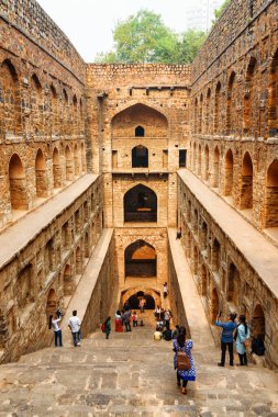 Delhi, Hindistan - 5 Kasım 2018: Agrasen ki Baoli rezervuarının muhteşem manzarası. Kadim adım Güney Asya 'nın popüler bir turistik cazibesidir. Kemerli oyukları olan muhteşem bir tarihi anıt..