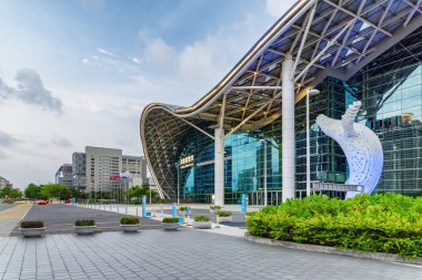 Kaohsiung, Tayvan - 30 Nisan 2019: Kaohsiung Sergi Merkezi 'nin muhteşem akşam manzarası. Kaohsiung Asya 'nın popüler bir turizm merkezidir..