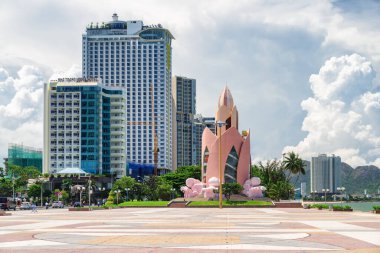 Nha Trang, Vietnam - 14 Ağustos 2020: Tram Huong Kulesi ve 2 Nisan Meydanı 'nın muhteşem manzarası. Merkezi meydan Asya 'nın popüler bir turistik merkezidir. İnanılmaz bir şehir manzarası.
