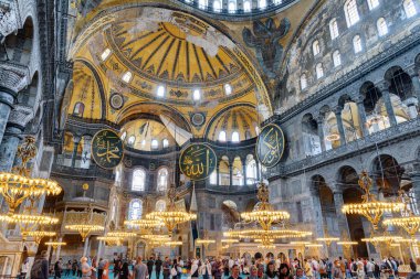 İstanbul, Türkiye - 14 Eylül 2021: Ayasofya 'nın İçi. Ulu Cami ve eski adıyla Kilise, İstanbul 'un hacılar ve turistleri arasında popüler bir yerdir..