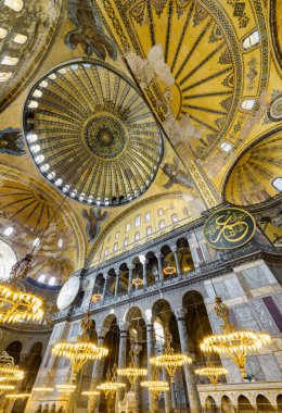 İstanbul, Türkiye - 19 Eylül 2021: Ayasofya 'nın İçi. Ulu Cami ve eski adıyla Kilise, İstanbul 'un hacılar ve turistleri arasında popüler bir yerdir..