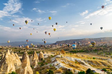 Kapadokya, Türkiye - 22 Eylül 2021: Goreme Tarih Ulusal Parkı üzerinde uçan renkli sıcak hava balonlarının muhteşem manzarası. Kapadokya 'nın muhteşem manzarası, Türkiye.
