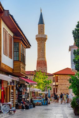 Antalya, Türkiye - 28 Eylül 2021: Kesik Minare 'nin muhteşem manzarası ve Kaleici' de eski bir sokak. Kaleici bölgesi tarihi kent merkezi ve Türkiye 'de popüler bir turistik merkezdir..
