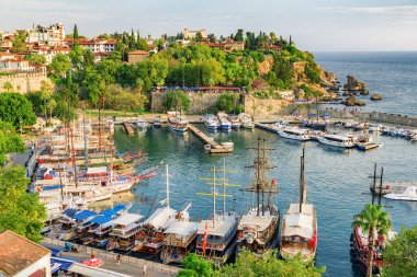 Antalya, Türkiye - 30 Eylül 2021: Kaleici 'deki Eski Antalya Marina manzarası. Kaleici bölgesi tarihi kent merkezi ve Türkiye 'de popüler bir turistik merkezdir..