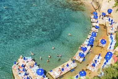 Antalya, Türkiye - 25 Eylül 2021: Kaleici 'deki Mermerli Sahili' nin havadan görünüşü. Kaleici bölgesi tarihi kent merkezi ve Türkiye 'de popüler bir turistik merkezdir..