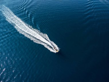 Türkiye 'de Bodrum Limanı' ndan geçen sürat teknesinin hava görüntüsü. Liman kenti, Türk Rivierası 'nda popüler bir turizm beldesi..