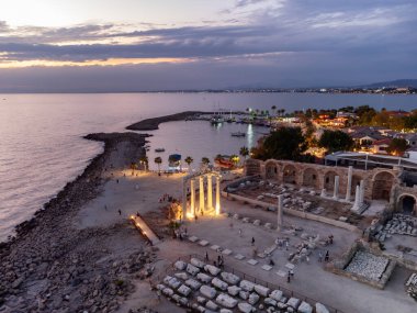 Türkiye 'nin Akdeniz kıyısındaki Apollo Tapınağı' nın havadan görünüşü. Roma tapınağının kalıntıları Türkiye 'de popüler bir turizm merkezi..