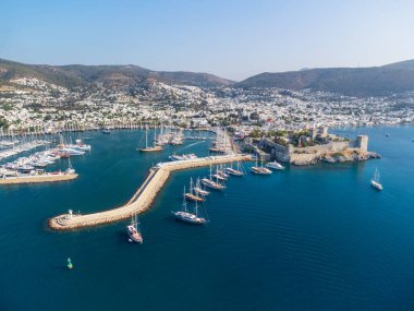 Türkiye 'deki Bodrum Marina ve Bodrum Şatosu' nun muhteşem hava manzarası. Liman kenti, Türk Rivierası 'nda popüler bir turizm beldesi..
