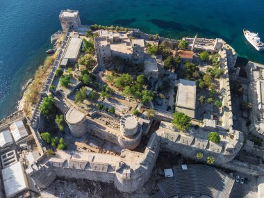 Türkiye 'deki Bodrum Kalesi' nin havadan görüntüsü. Bodrum, Türk Rivierası 'nda popüler bir turizm beldesi.