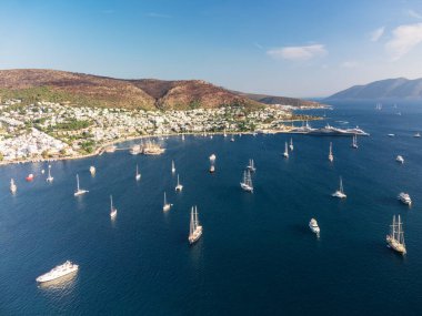 Türkiye 'deki Bodrum Limanı' nın havadan görüntüsü. Liman şehri manzaralı dağların arka planında görülebilir. Bodrum, Türk Rivierası 'nda popüler bir turizm beldesi.