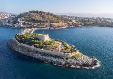 Türkiye 'nin Kusadasi kentindeki Guvercinada Adası (Güvercin Adası) hava manzaralı kalesi. Büyük tatil beldesi Türkiye 'de popüler bir turizm beldesi.