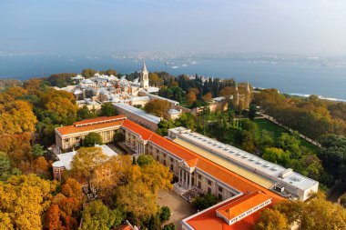 Türkiye 'nin İstanbul kentindeki Topkapı Sarayı' nın muhteşem hava manzarası. İnsansız hava aracı şehrin üzerinde uçuyor. Boğaz arka planda görünür. İnanılmaz bir şehir manzarası.