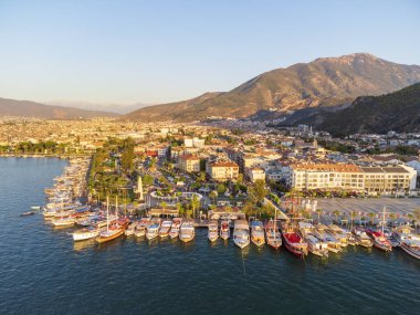 Türkiye 'deki Fethiye kıyı şeridinin havadan görüntüsü. Fethiye, Türk Rivierası 'nda popüler bir turizm beldesi..