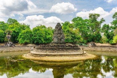 Antik Preah Khan tapınağındaki yapay gölet sabah güneşinde inanılmaz Angkor 'da. Siem Reap, Kamboçya. Enigmatik Preah Khan yağmur ormanlarının arasına gizlenmiş. Angkor popüler bir turistik merkezdir..