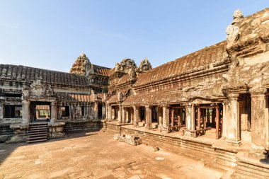 Kamboçya, Siem Reap 'teki Angkor Wat antik tapınak kompleksinin ana tapınak dağının üst galerisi. Angkor Wat popüler bir turistik merkezdir..