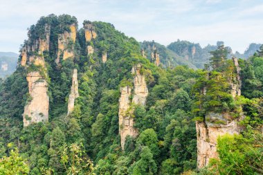 Çin 'in Hunan Eyaleti' ndeki Zhangjiajie Ulusal Orman Parkı 'ndaki Tianzi Dağları' nın (Avatar Dağları) doğal kuvars sütunlarının muhteşem manzarası. Muhteşem bir manzara..