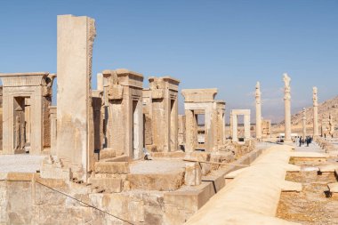 Tachara Sarayı harabeleri ve Persepolis, İran 'daki mavi gökyüzü arka planında Apadana Sarayı sütunları. Antik Pers şehri. Persepolis, Orta Doğu 'nun popüler bir turizm beldesidir..