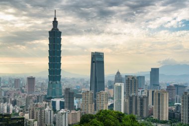 Tayvan 'da, gün batımında dağın tepesinden müthiş bir Taipei manzarası. Gökdelenler ve şehir merkezindeki diğer modern binalar. İnanılmaz bir şehir manzarası. Taipei Asya 'nın popüler bir turizm merkezidir..