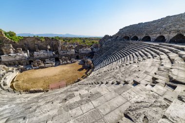 Side, Türkiye 'deki antik tiyatro manzarası. Tarafı Türkiye 'de popüler bir turizm beldesi.