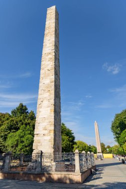 İstanbul Sultanahmet Meydanı 'ndaki Obelisk Duvarı (Konstantin' in Obelisk 'i) ve Theodosius' un Obelisk 'inin muhteşem manzarası. Meydan Türkiye 'de popüler bir turizm merkezi.