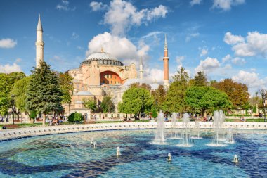 İstanbul 'daki Sultanahmet Meydanı ve Ayasofya Çeşmesi. Sultanahmet Meydanı İstanbul 'un popüler bir turizm merkezi..