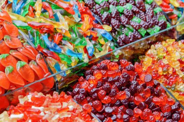 Türkiye 'nin İstanbul kentindeki Grand Bazaar' da geniş çaplı reçel tatlısı çeşitliliği. Tarihsel pazar popüler bir turizm merkezidir ve dünyanın en eski pazarlarından biridir..