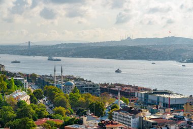 Boğazın ve İstanbul 'un havadan görünüşü, Türkiye. Galata Kulesi 'nden inanılmaz şehir manzarası.