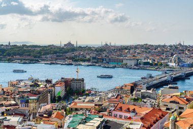 İstanbul, Türkiye 'deki Altın Boynuz' un havadan görünüşü. Galata Kulesi 'nden inanılmaz bir şehir manzarası. İstanbul dünyada popüler bir turizm beldesi.