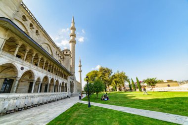 İstanbul, Türkiye 'deki Süleyman Camii' nin yan manzarası. Osmanlı İmparatorluk Camii, dünyadaki hacılar ve turistler arasında popüler bir yerdir..
