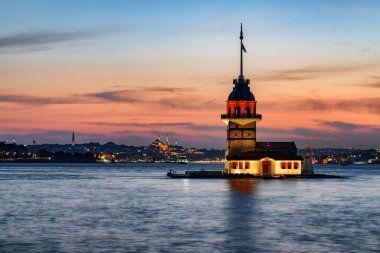 İstanbul, Türkiye 'de Bakire Kulesi (Leander' s Tower) ve Boğaz 'ın günbatımı manzarası. İstanbul dünyada popüler bir turizm beldesi.