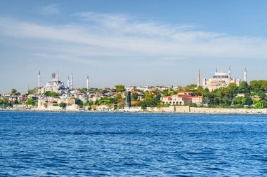 Sultan Ahmed Camii (Mavi Cami) ve İstanbul, Türkiye 'deki İstanbul Boğazı' ndan Ayasofya manzarası. Muhteşem İstanbul silueti. Şehir dünyanın en popüler turistik beldesidir..