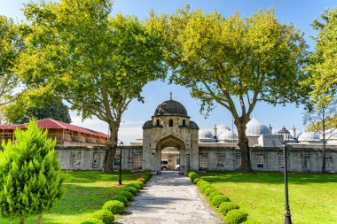 İstanbul, Türkiye 'deki Süleyman Camii' nin yeşil bahçelerinin manzaralı kapısı. Osmanlı İmparatorluk Camii, dünyadaki hacılar ve turistler arasında popüler bir yerdir..
