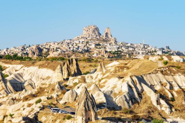 Kapadokya 'daki Goreme Tarihi Ulusal Parkı' ndaki Uchisar Şatosu manzarası. İnanılmaz bir manzara. Kapadokya Türkiye 'nin popüler bir turizm beldesi.