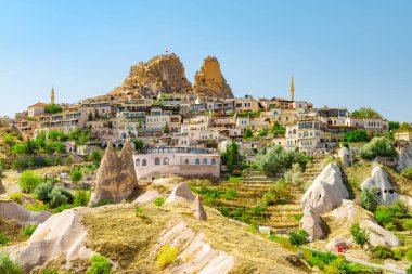 Kapadokya 'daki Goreme Tarihi Ulusal Parkı' ndaki Uchisar Şatosu manzarası. İnanılmaz bir manzara. Kapadokya Türkiye 'nin popüler bir turizm beldesi.