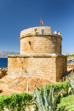 Antalya 'nın Kaleici ilçesindeki Hidirlik Kulesi' nin muhteşem manzarası. Kaleici bölgesi tarihi kent merkezi ve Türkiye 'de popüler bir turistik merkezdir..