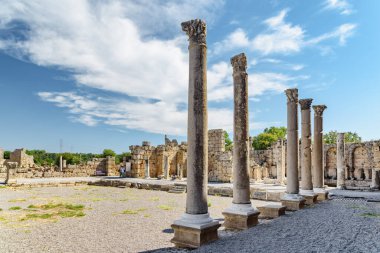 Antalya ilinin Perge ilçesinde sahne sütunları (Perga). Antik Yunan şehrinin muhteşem manzarası. Perge Türkiye 'de popüler bir turizm beldesi.