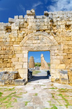 Antalya ilinin Perge (Perga) manzaralı kapısı. Antik Yunan şehrinin muhteşem manzarası. Perge Türkiye 'de popüler bir turizm beldesi.