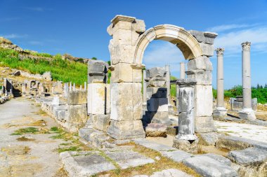 Antalya ilinin Perge (Perga) manzaralı harabeleri. Antik Yunan şehrinin muhteşem manzarası. Perge Türkiye 'de popüler bir turizm beldesi.